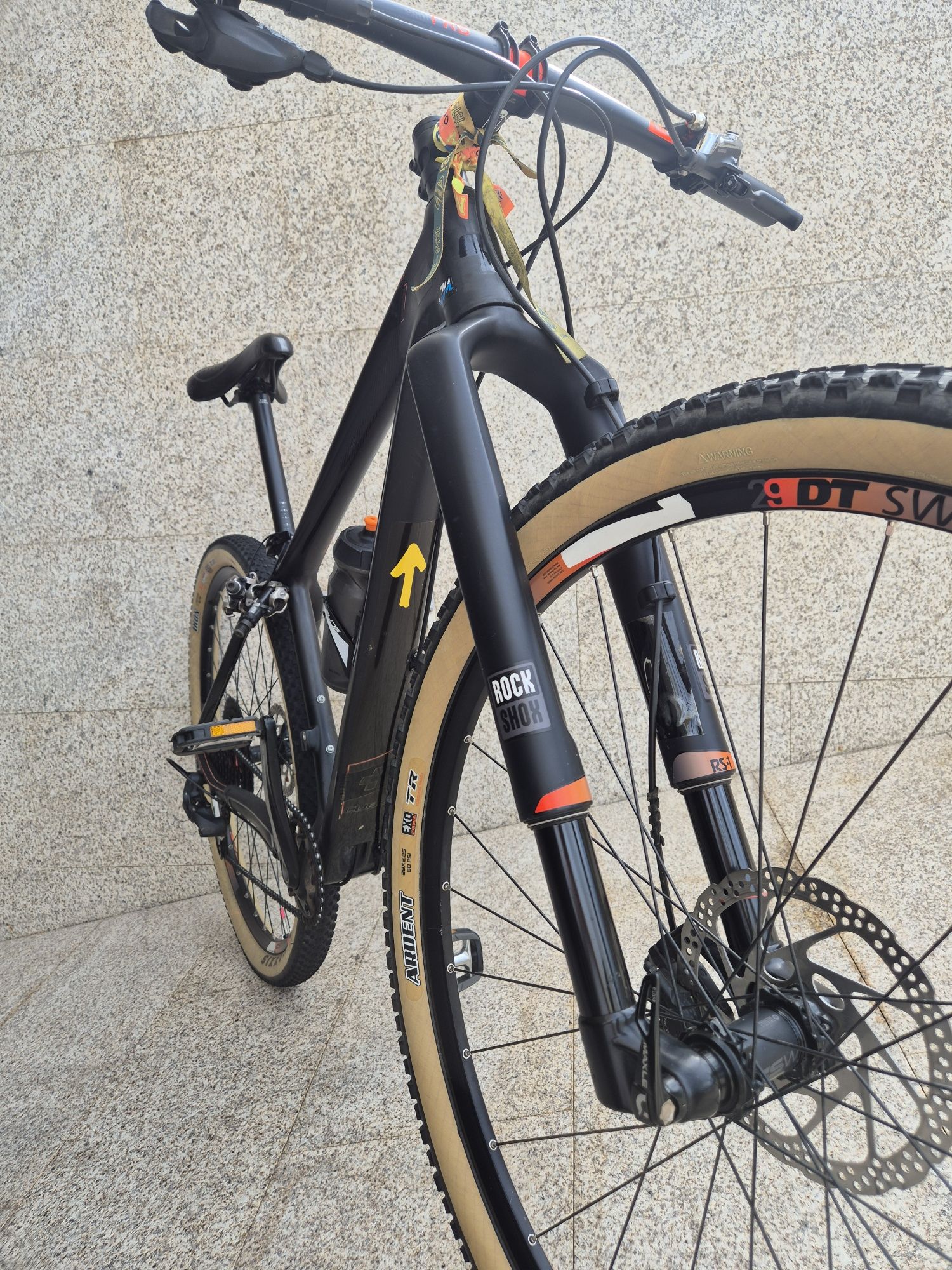 Bicicleta CUBE carbono
