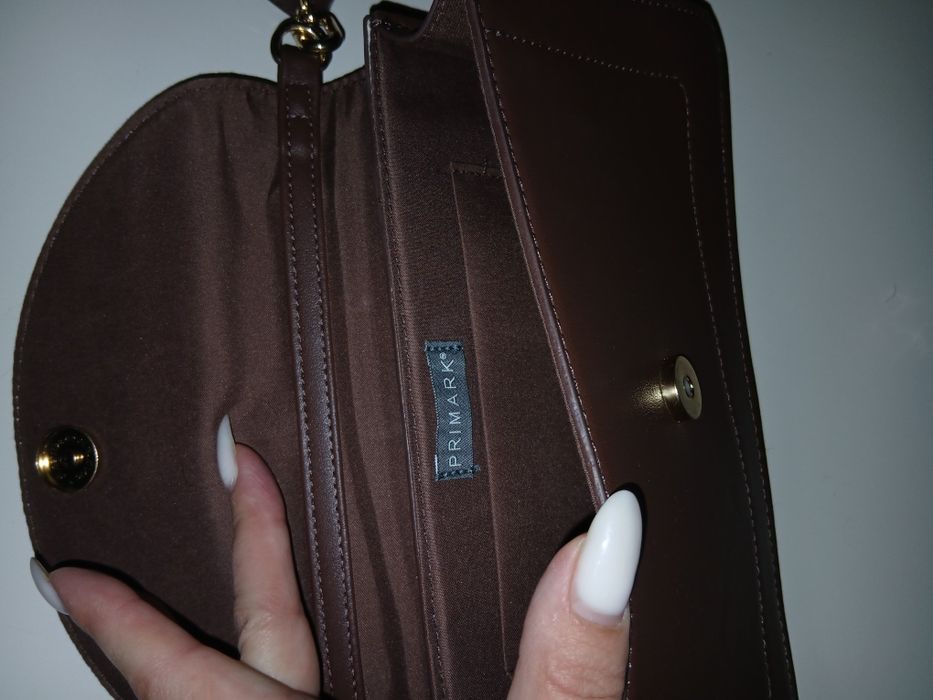 Коричнева сумка фірми Primark.