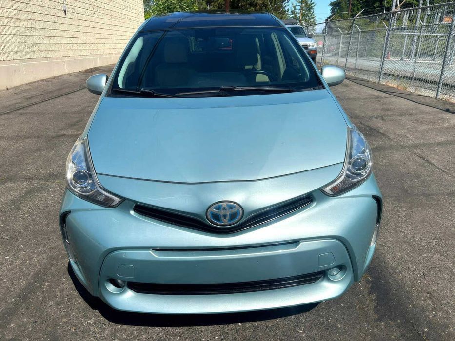Toyota Prius v Five      2015