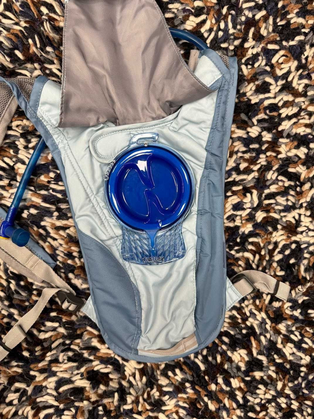 Mochila de Hidratação Camelback Charm Cinza 1,5L Em Perfeito Estado