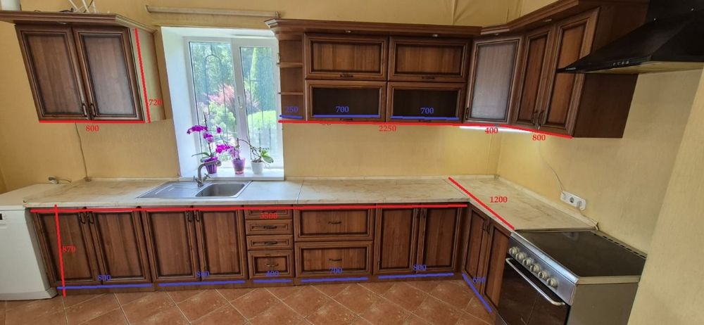 Якісна кутова кухня з класичними фасадами під дерево