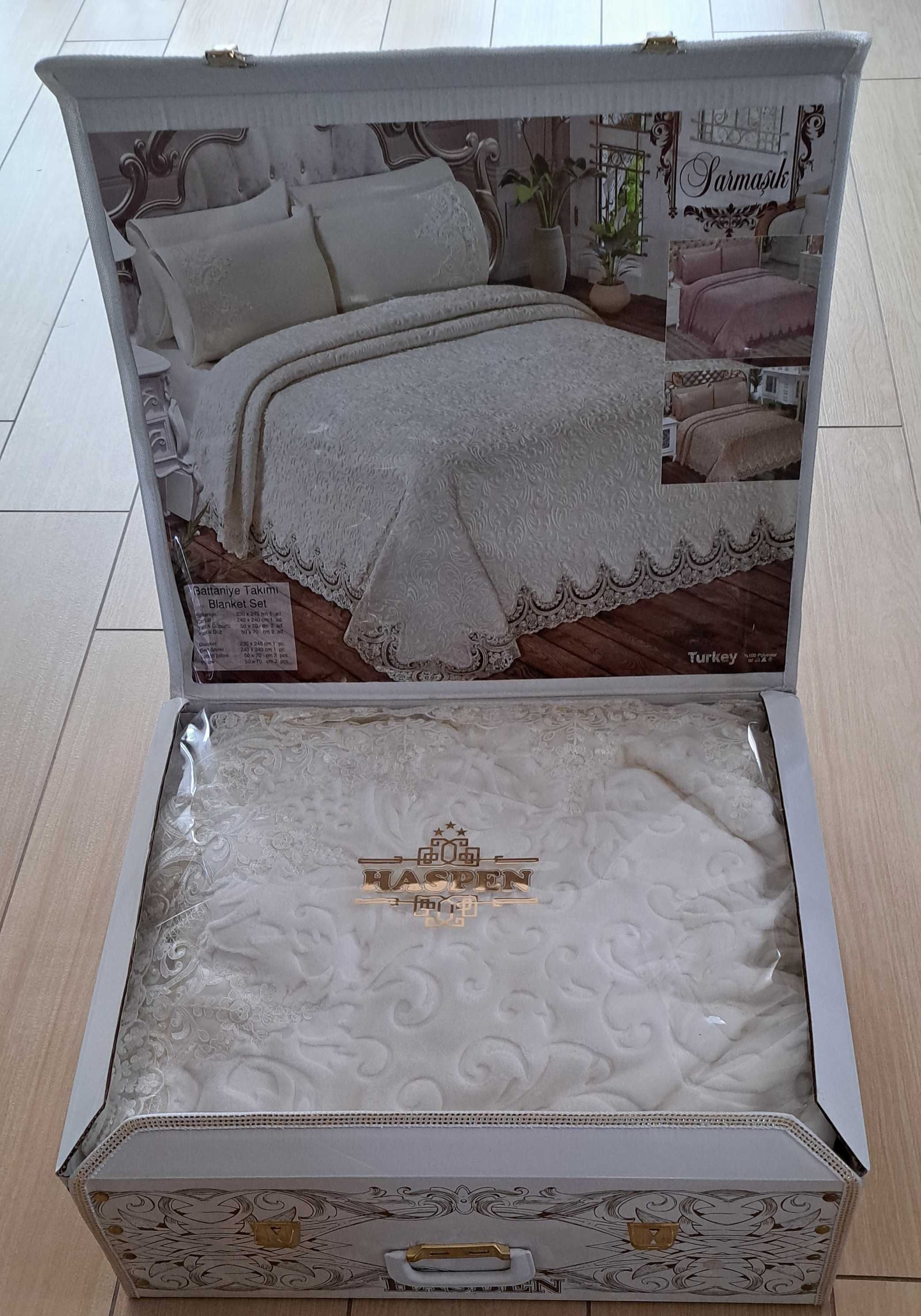 Pościel z elegancką narzutą na podwójne łóżko