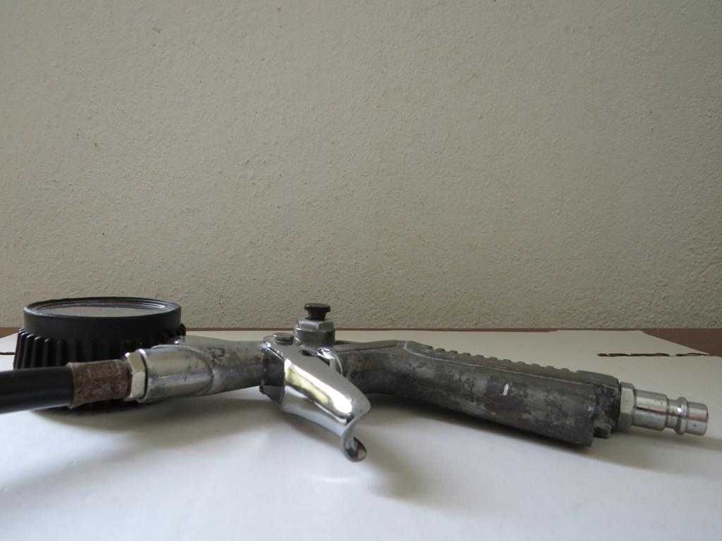 Pistola ar comprimido manómetro analógico. Conector válvula DANIFICADO
