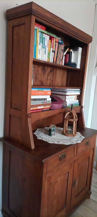 Stary drewniany kredens