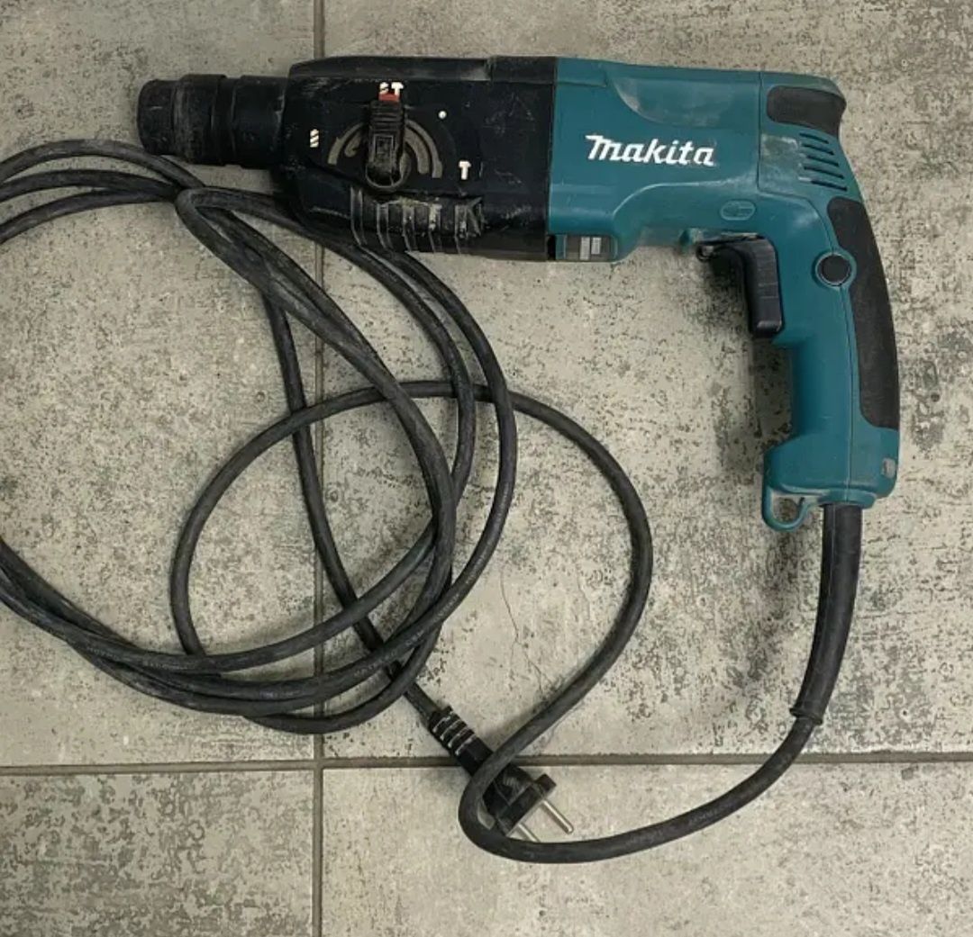 Перфоратор Makita HR 2450T/780 Вт в гарному стані не працює ударний