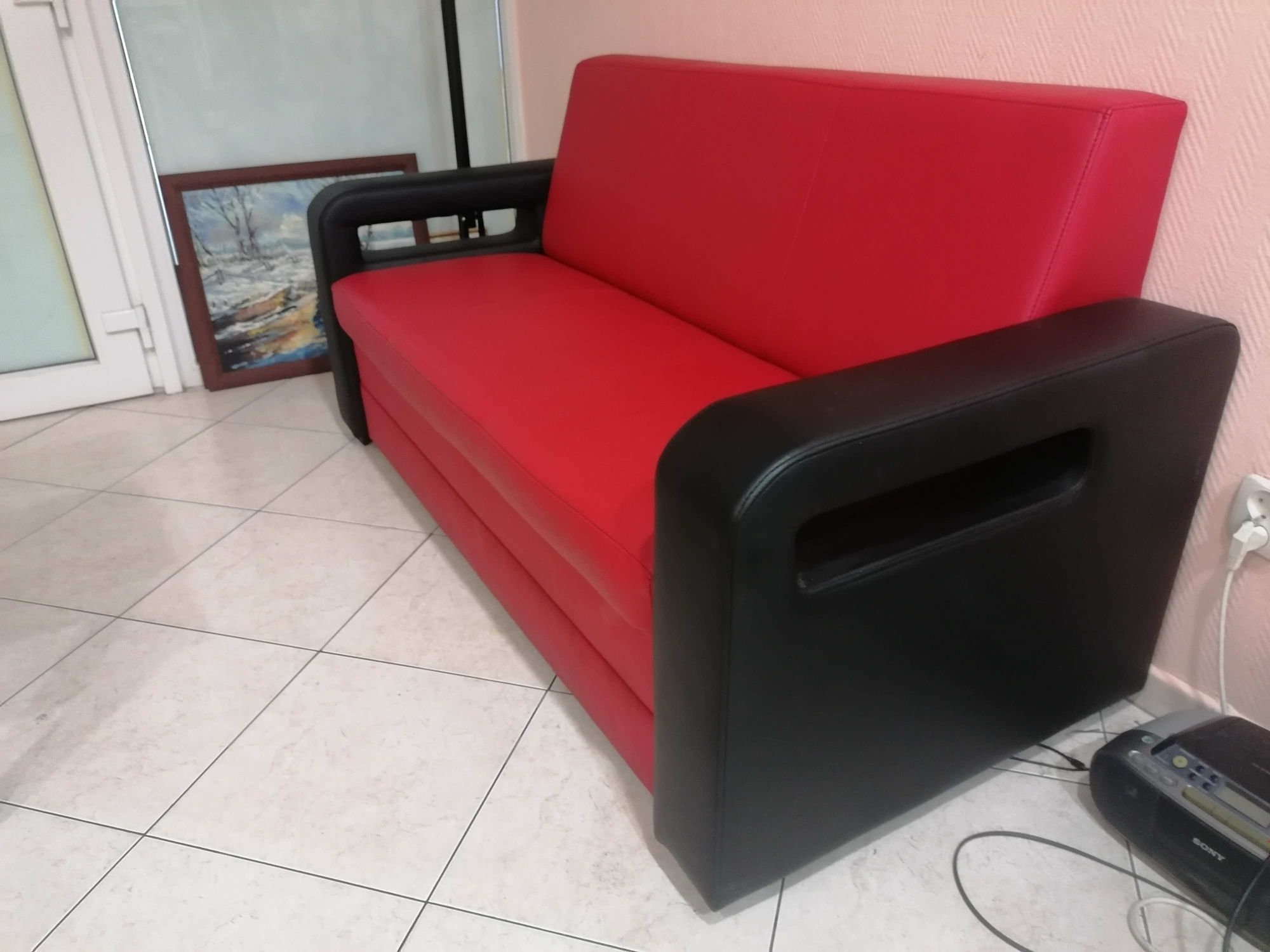 Czerwona sofa skórzana