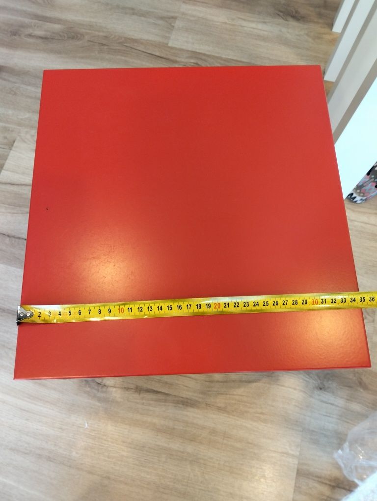 Pequena mesa vermelha