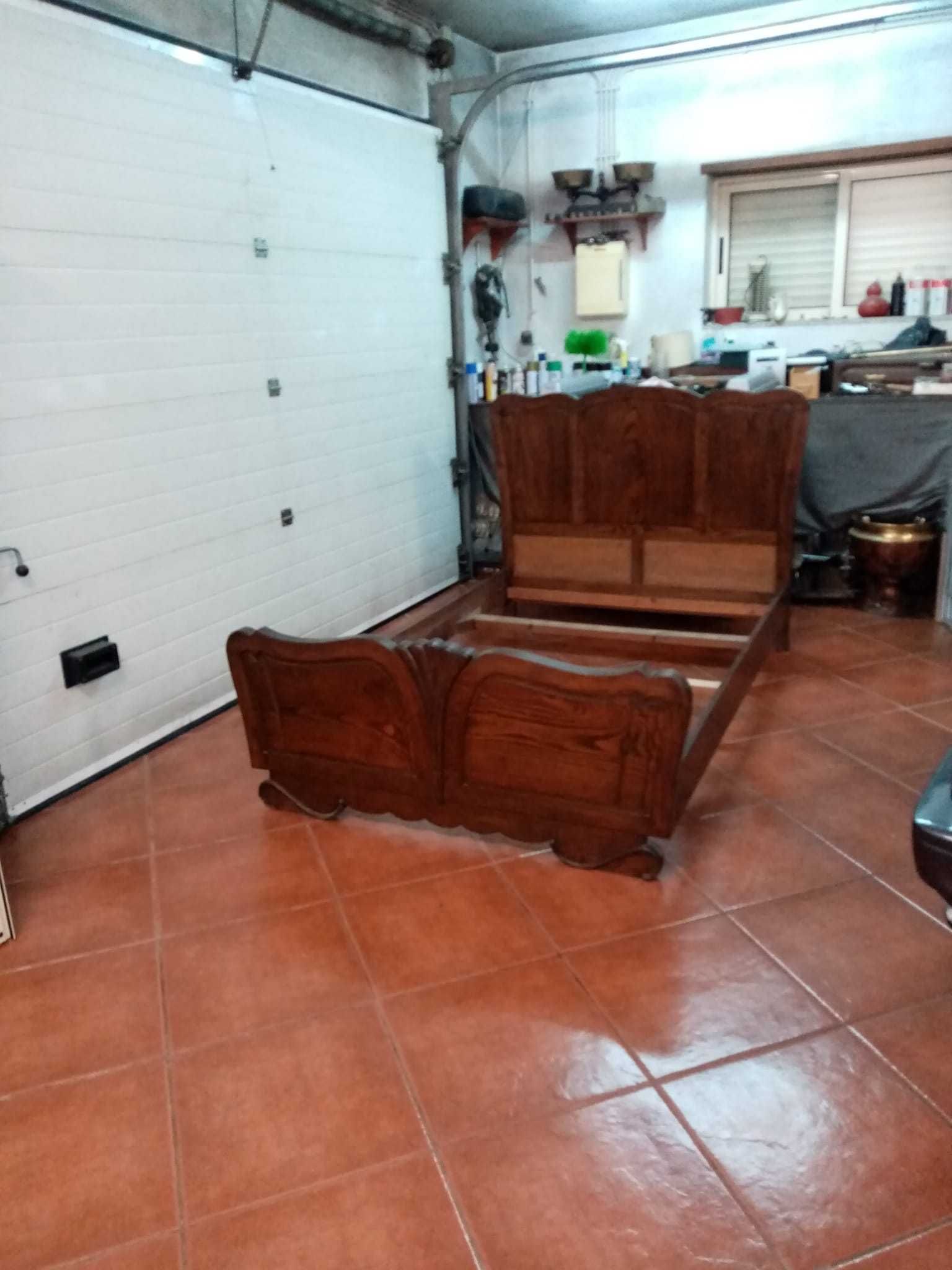 Mobília de quarto antiga em castanho
