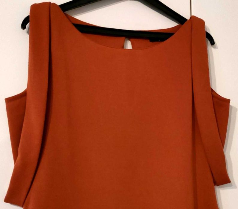 Nowa, elegancka sukienka z ozdobnym motywem.