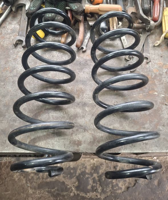 Продам пружини гольф 4, задні KYB RH5535 hb29d14