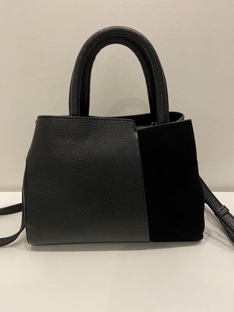 Чорна шкіряна жіноча сумка