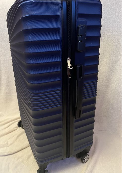 Валіза на чотирьох колесах