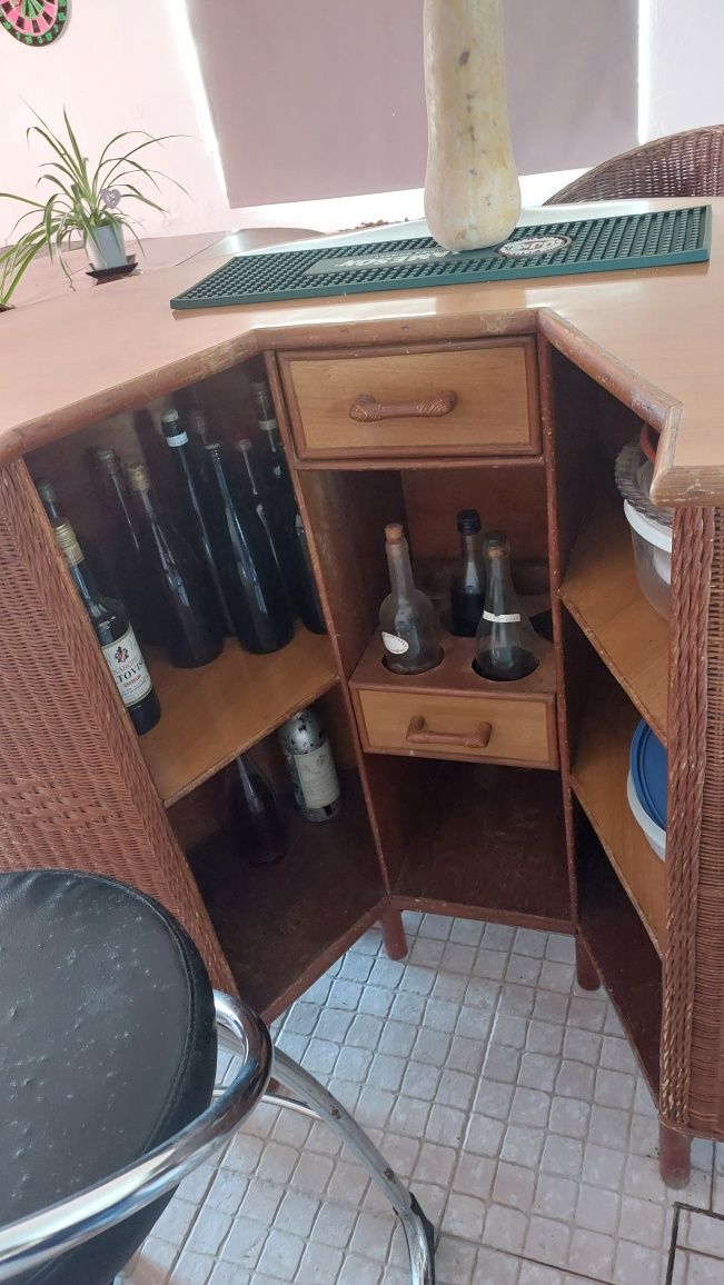 Bar de verga com cadeiras