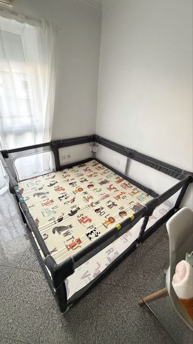 Parque de bebé com base alcochoada