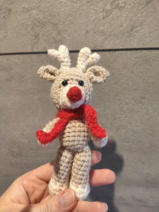 Renifer na szydełku beżowy z szalikiem super