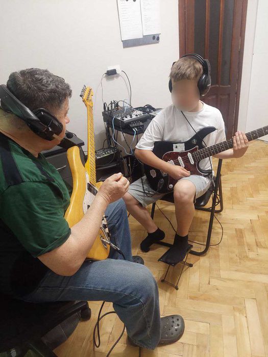 Уроки гри на гітарі + Вокал Офлайн/Онлайн