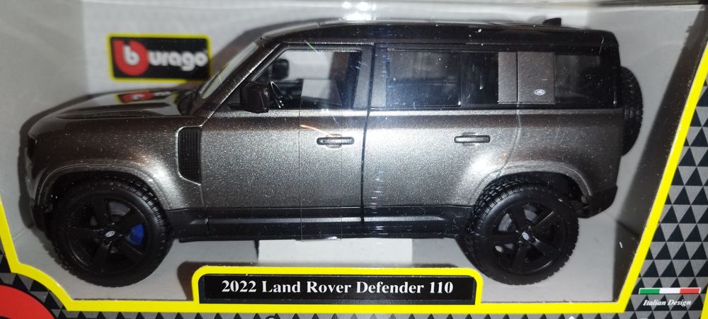 Bburago Land Rover Defender z 2022 roku Silver, skala 1:24 Burago.