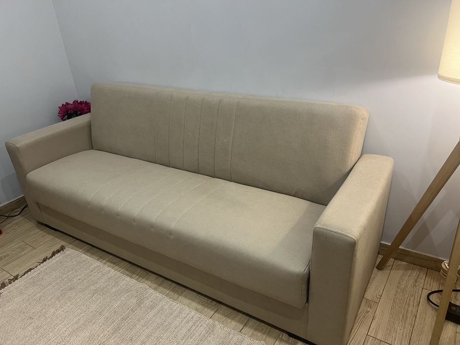 Sofá- cama bege com arrumação