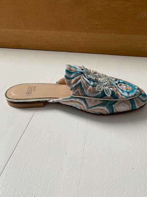 Eleganckie klapki z aplikacją