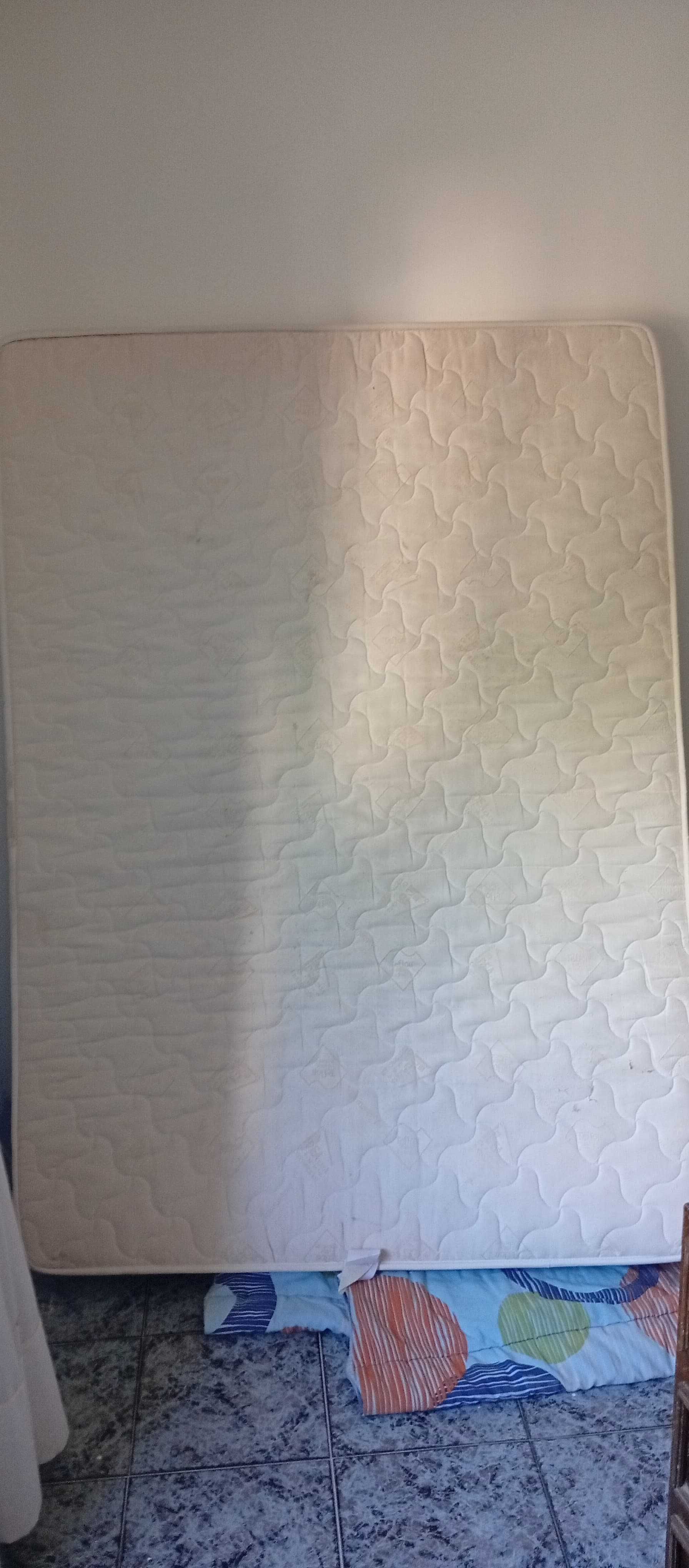 Vendo cadeiras e colchão
