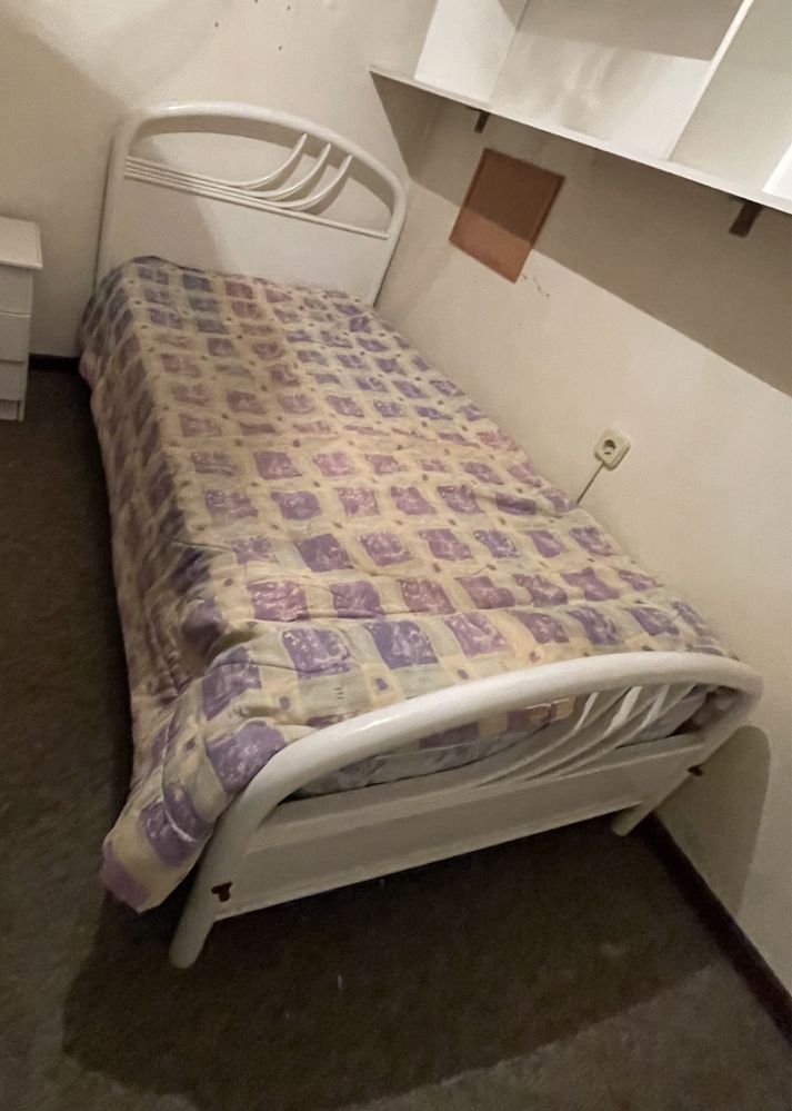 Cama e Secretária