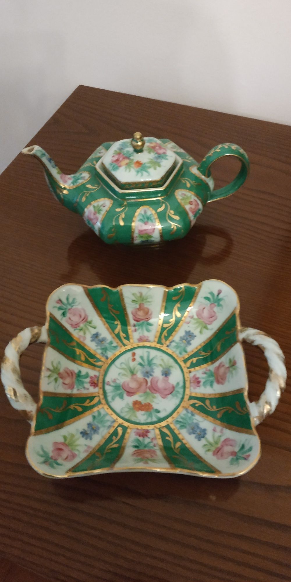 Duas peças de louça de porcelana marca collection Dominie's