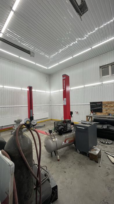 Бокс на два заїзди з ямою і підйомником.