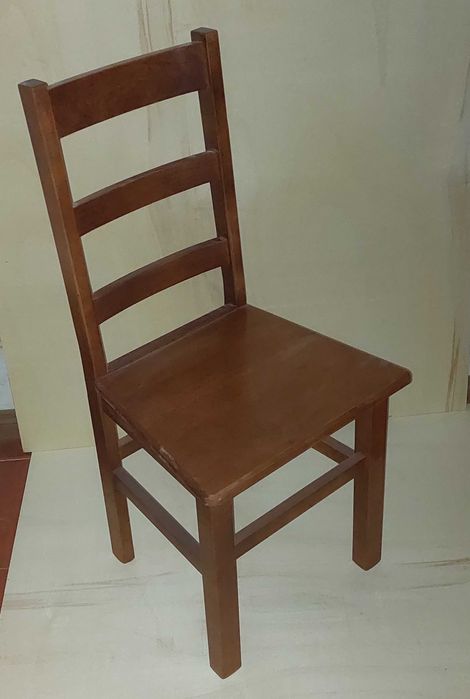 Cadeiras e mesas madeira