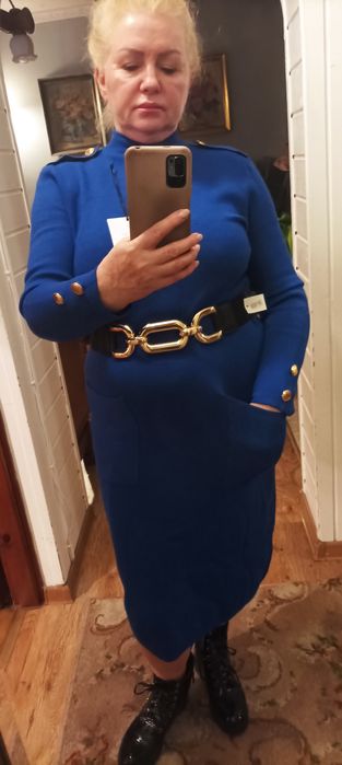 Sukienka dzianinowa damska chabrowa.