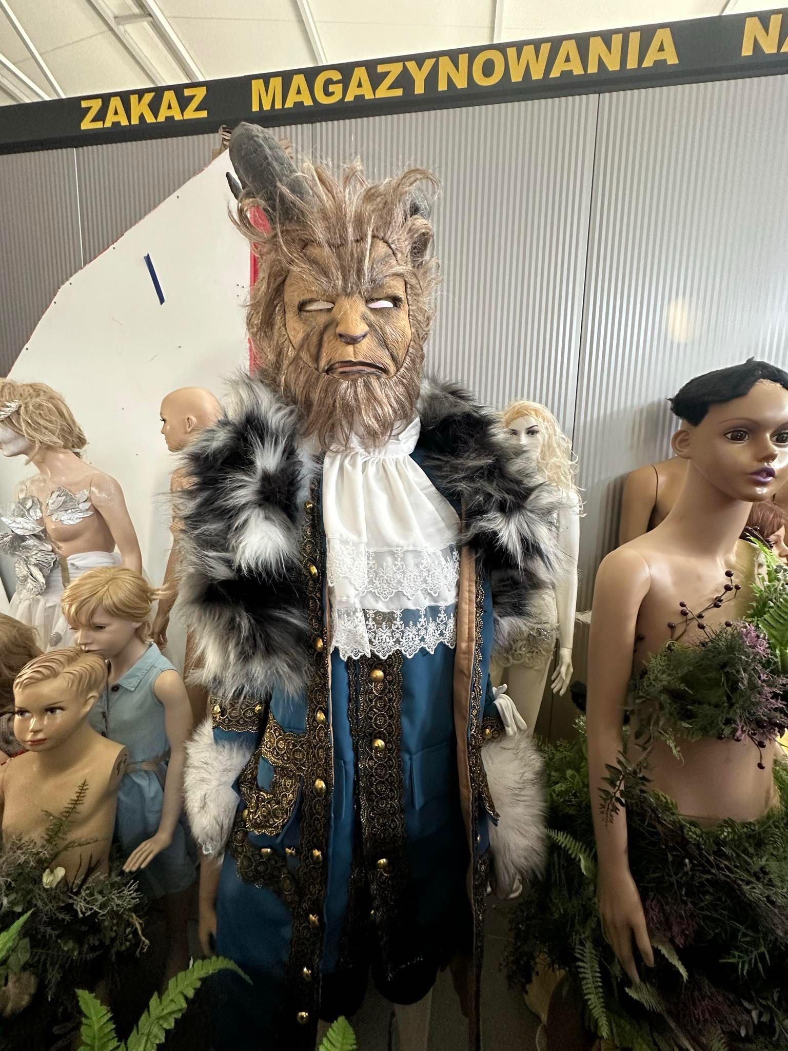 Manekin ze strojem bestii