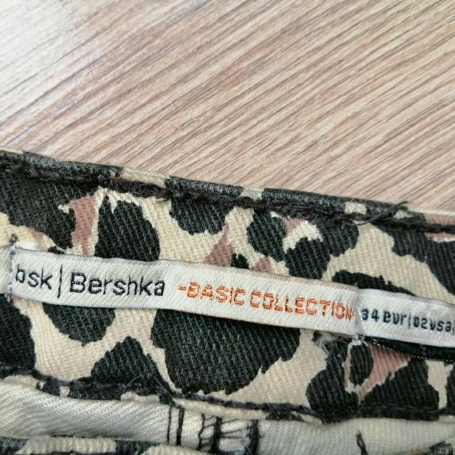 Вкорочені шорти Bershka