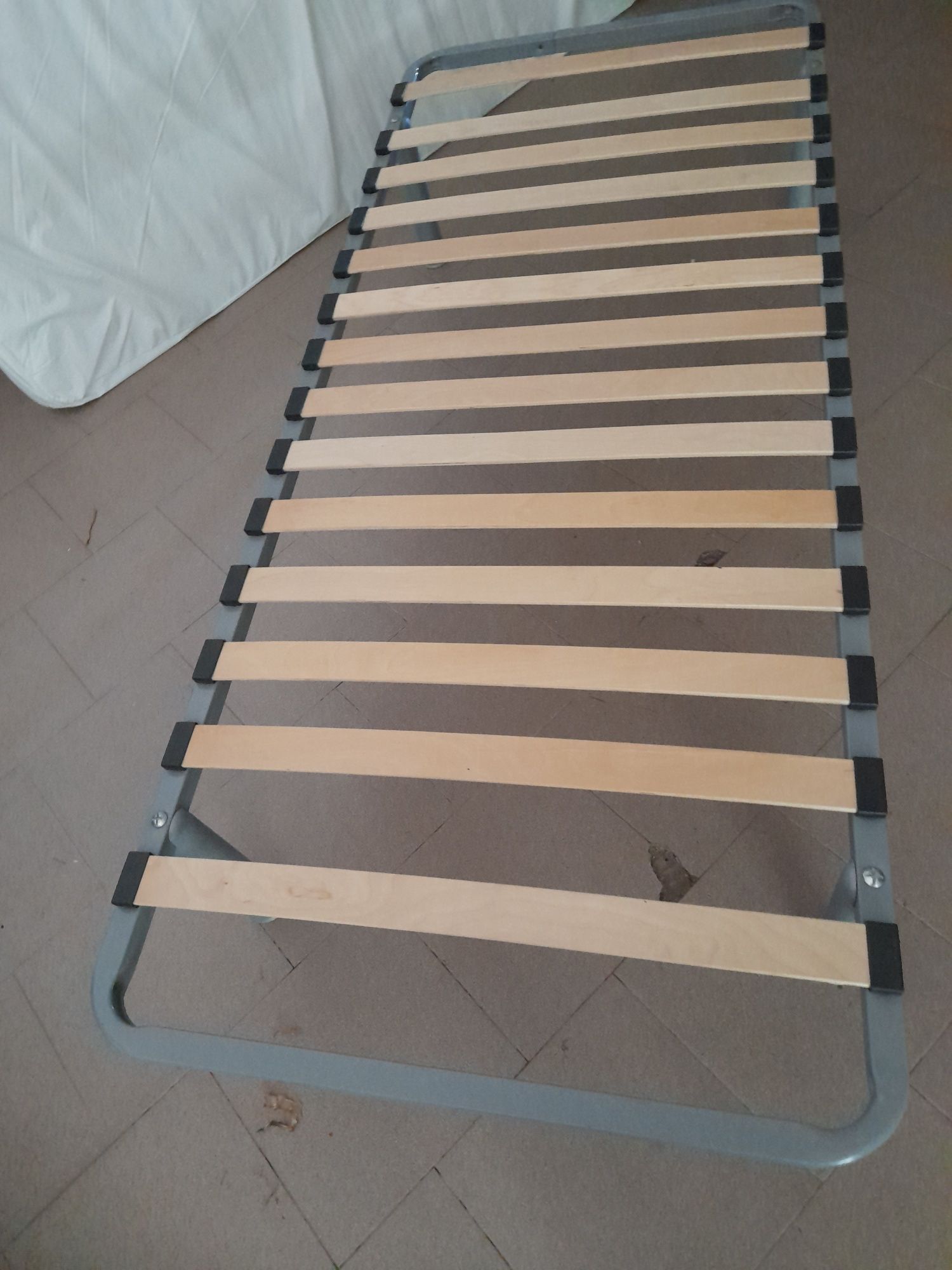 Cama estrado com  pés e colchão