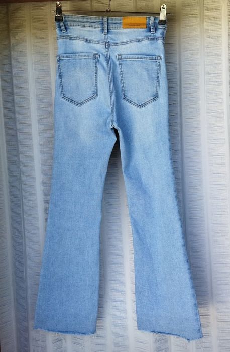 Calças de ganga á boca de sino