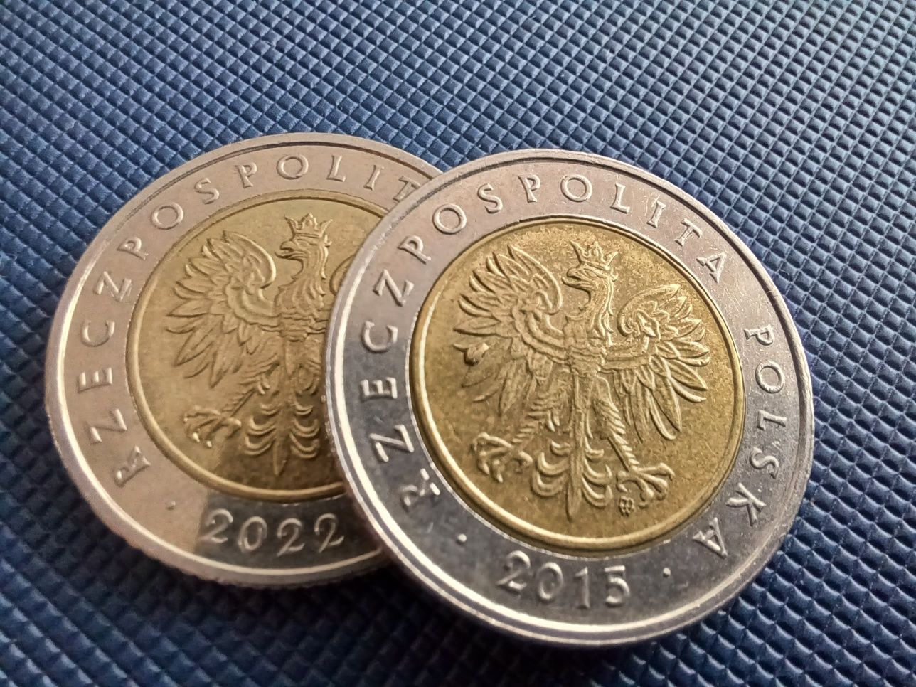 5 zł z 2015 r z błędem na piórach orła