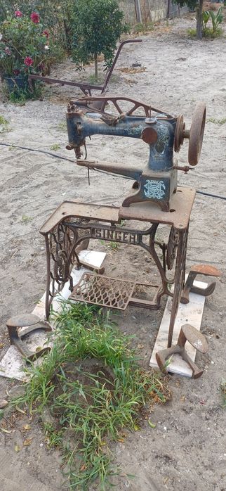 Maquina SINGER com 4 formas de calçado