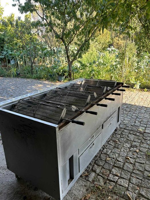 Grelhador ​industrial ​para restaurantes e churrasqueiras (Grelhaço)