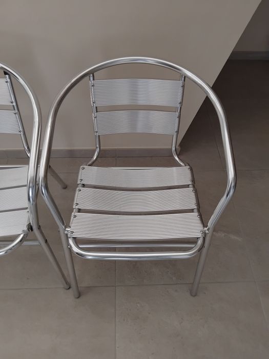 Ładne krzesła aluminiowe.Praktyczne do wewnątrz jak i zewnątrz.