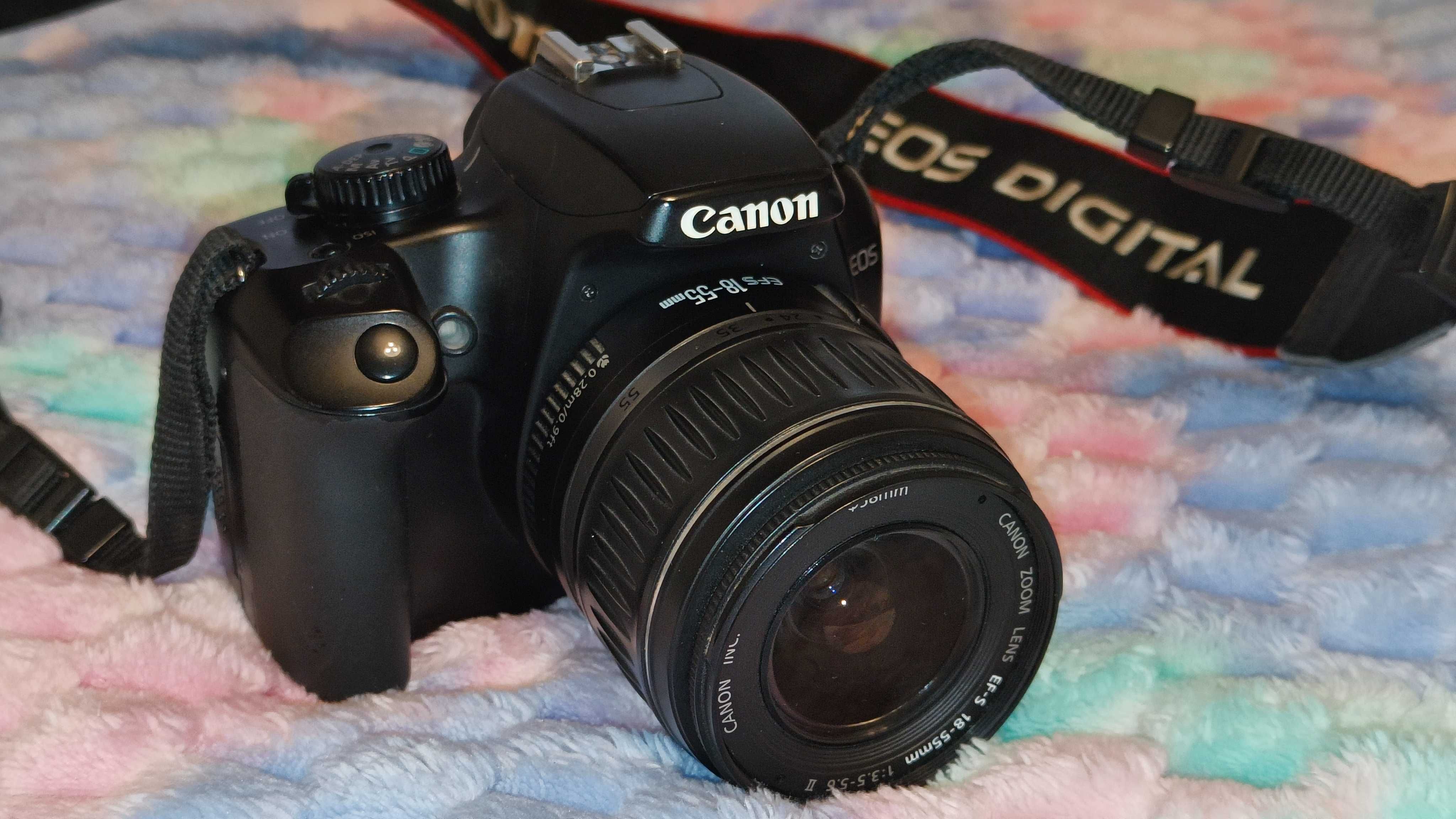 Canon EOS 1000D com objetiva 18-55mm + carregador