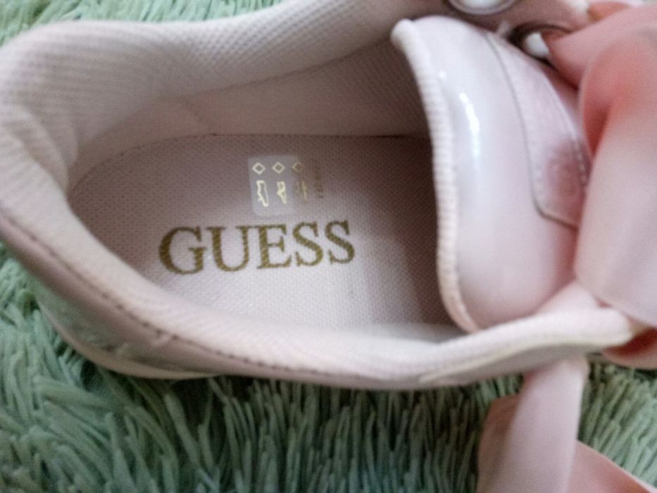 продам сникеры Guess Италия 34- 35 размер