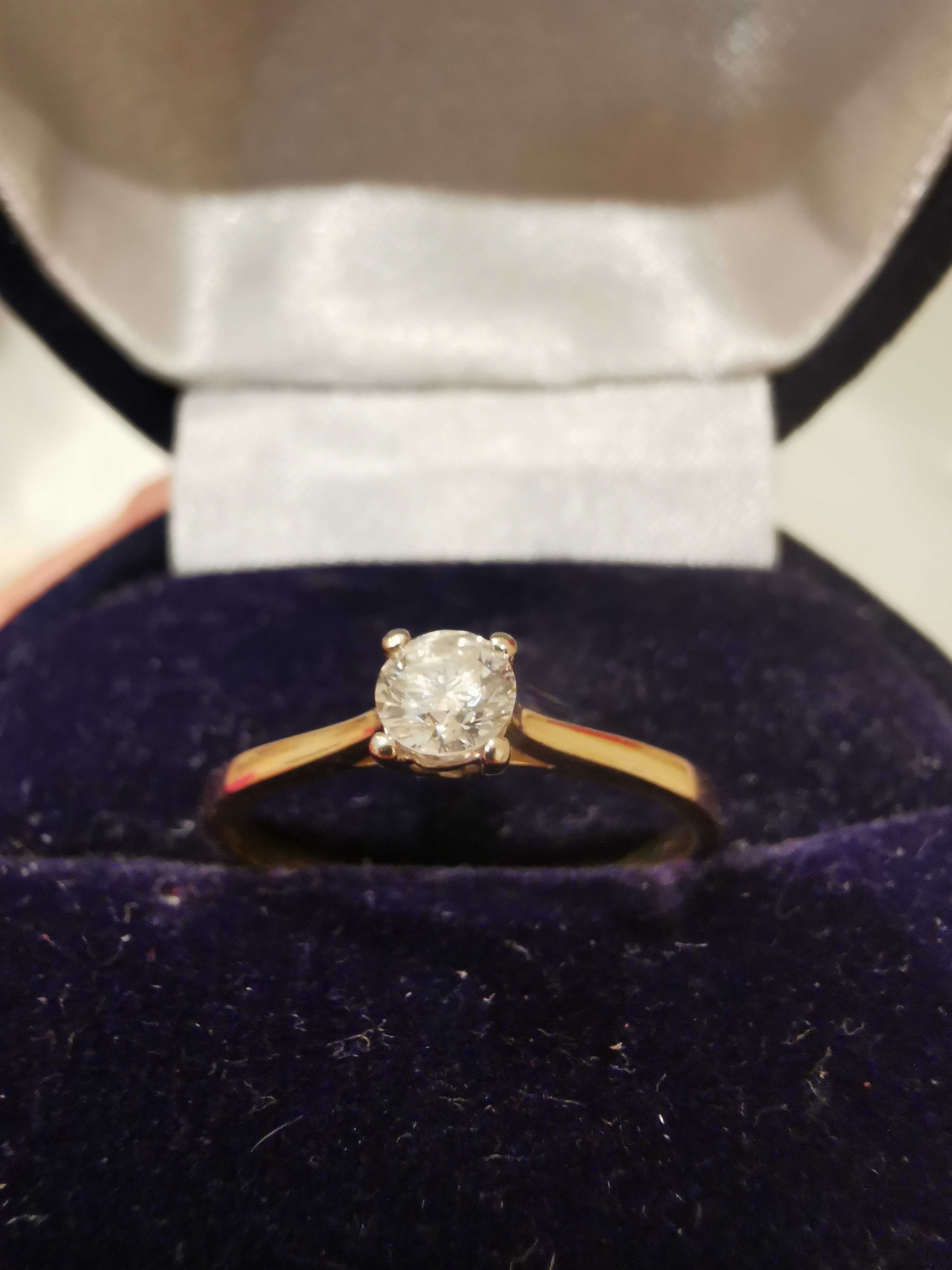 Złoty pierścionek zaręczynowy z brylantami diamentami