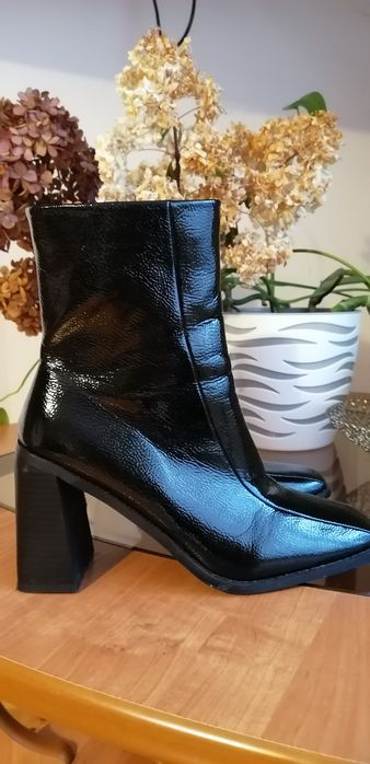 Okazja Eleganckie Czarne lakierowane botki na słupku roz 39