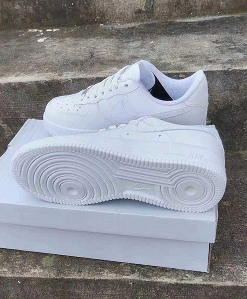 Białe buty Nike w rozmiarze 39, dostarczane w pudełku