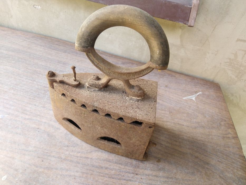 Stare zabytkowe żelazko na węgiel