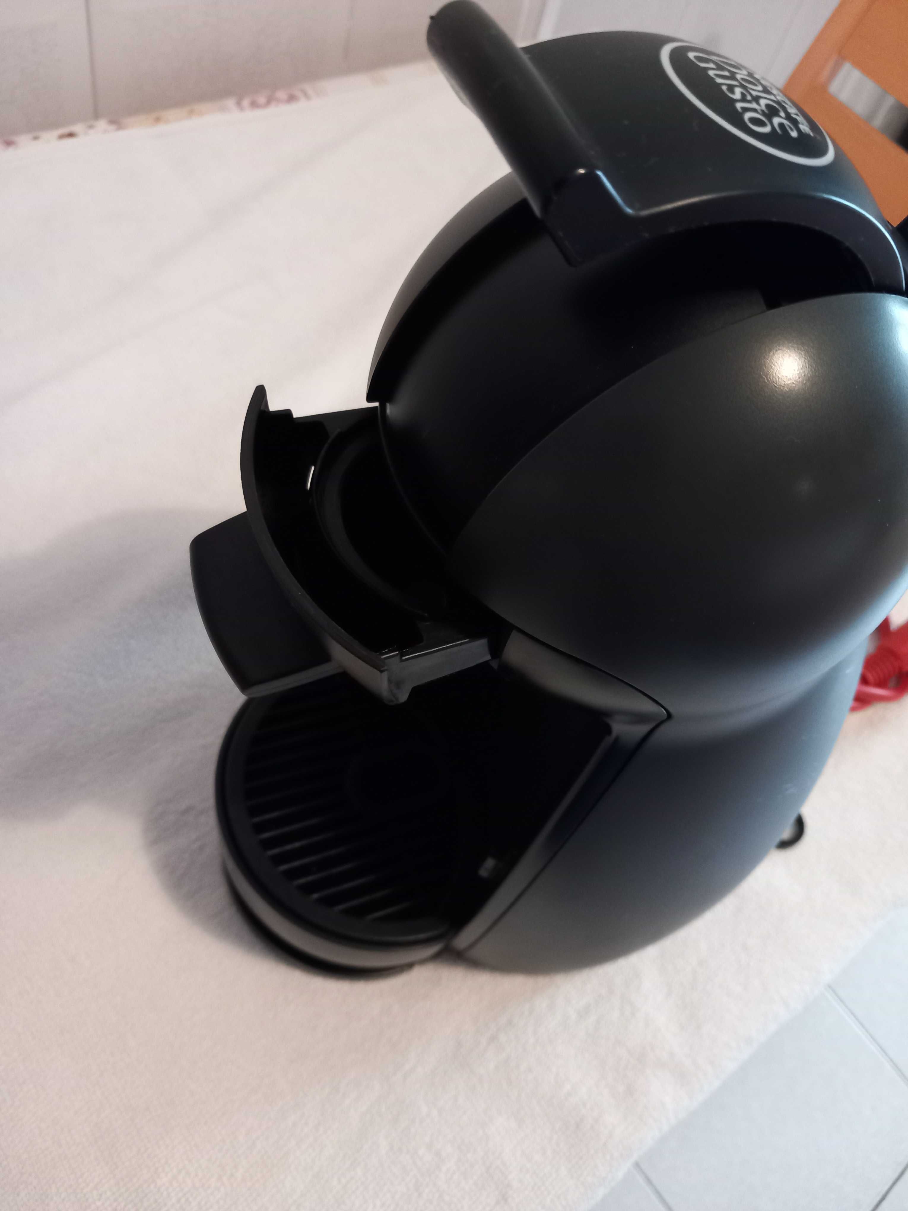 Máquina de café da marca krups. Nescafé Dolce Gusto.