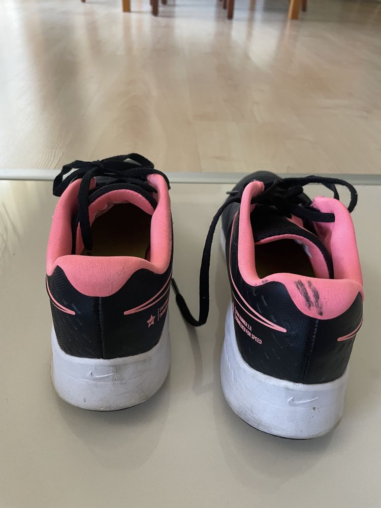 Vendo ténis da Nike preto e rosa