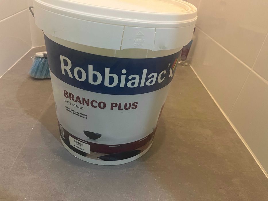 Conjunto de Tintas Robbialac Branco Plus 15 L e 2× Anti-Humidade 4L