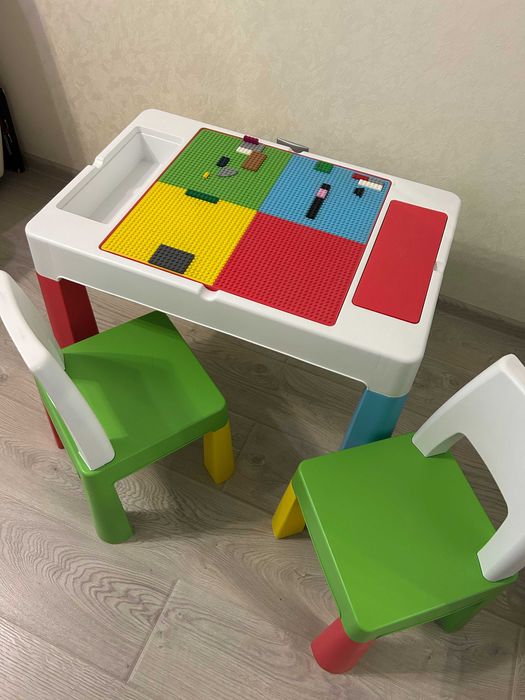 продам дитячий столик з стільцями