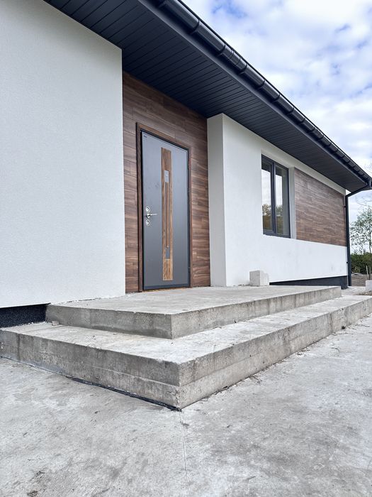 Продаж будинку з зарибленим озером.