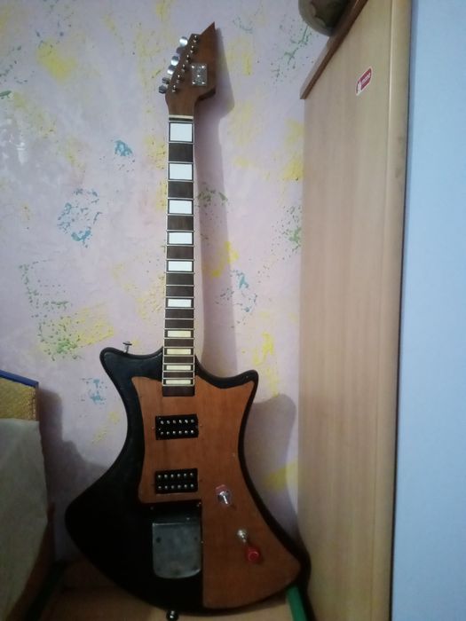 Продам електрогітару в стилі "punk"