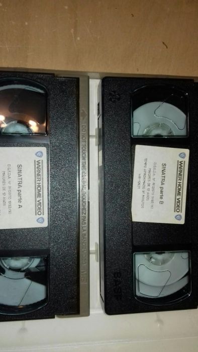 2 cassetes da biografia VHS oficial de frank sinatra